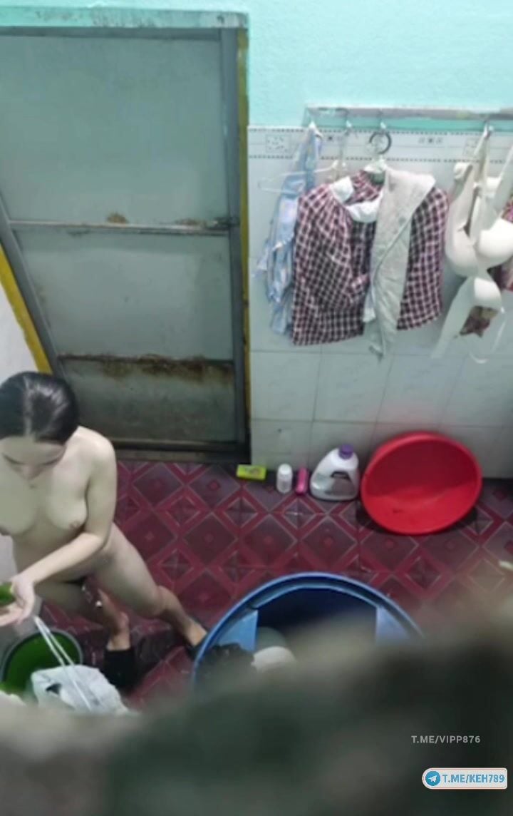 Quay lén em dâu cực xinh vú múp đi tắm,nhìn e là thèm thịt liền